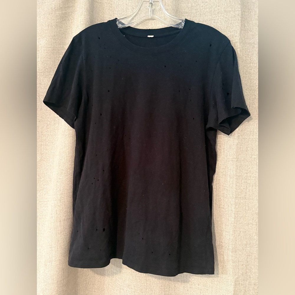 Alo Yoga | Distressed Black Tee | S